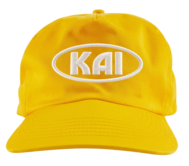 KAI — gorra amarilla con el logo bordado