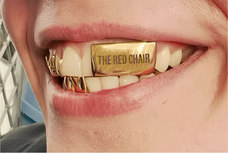 THE RED CHAIR — grillz dental con el logo del festival