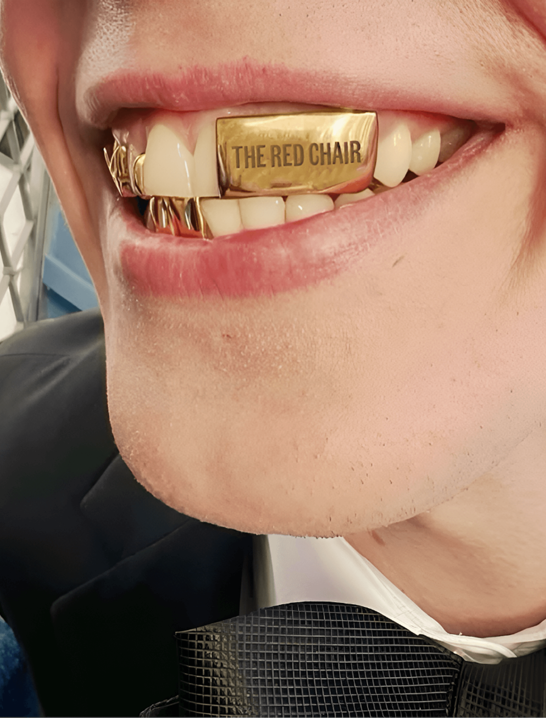 THE RED CHAIR — grillz dental con el logo del festival